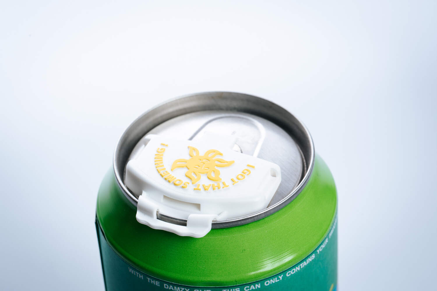 Photo d'un Damzy Clip refermant une canette