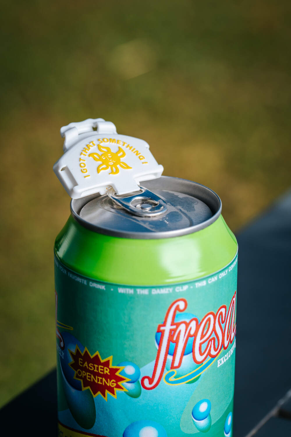 Photo d'un Damzy Clip clipsé sur la languette d'une canette