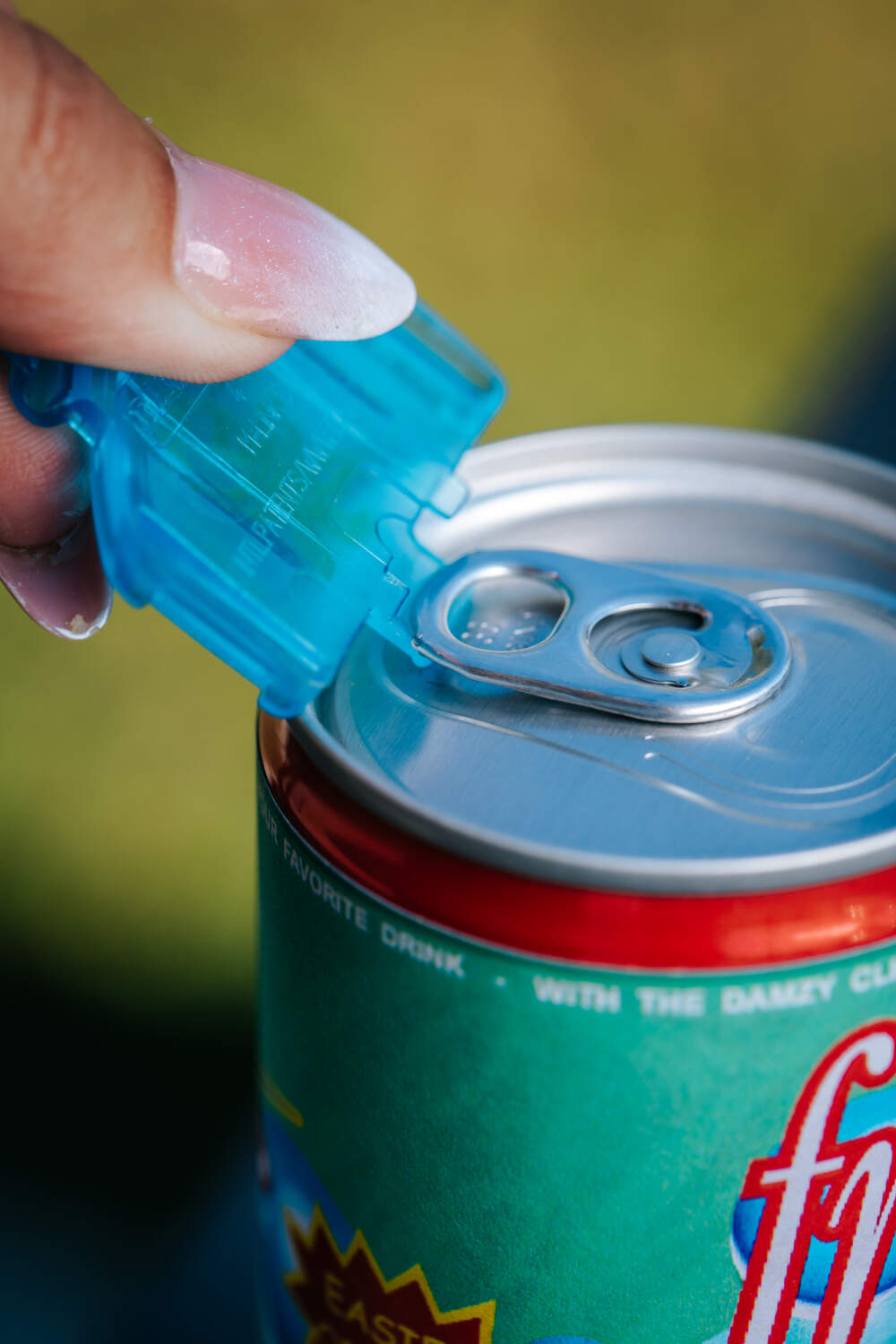 Photo d'une personne entrain d'ouvrir une canette grâce à un Damzy Clip
